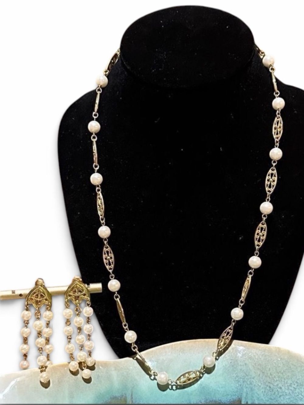 Vintage Faux Pearl & Gold Tone Necklace & Matching Clip on Earrings